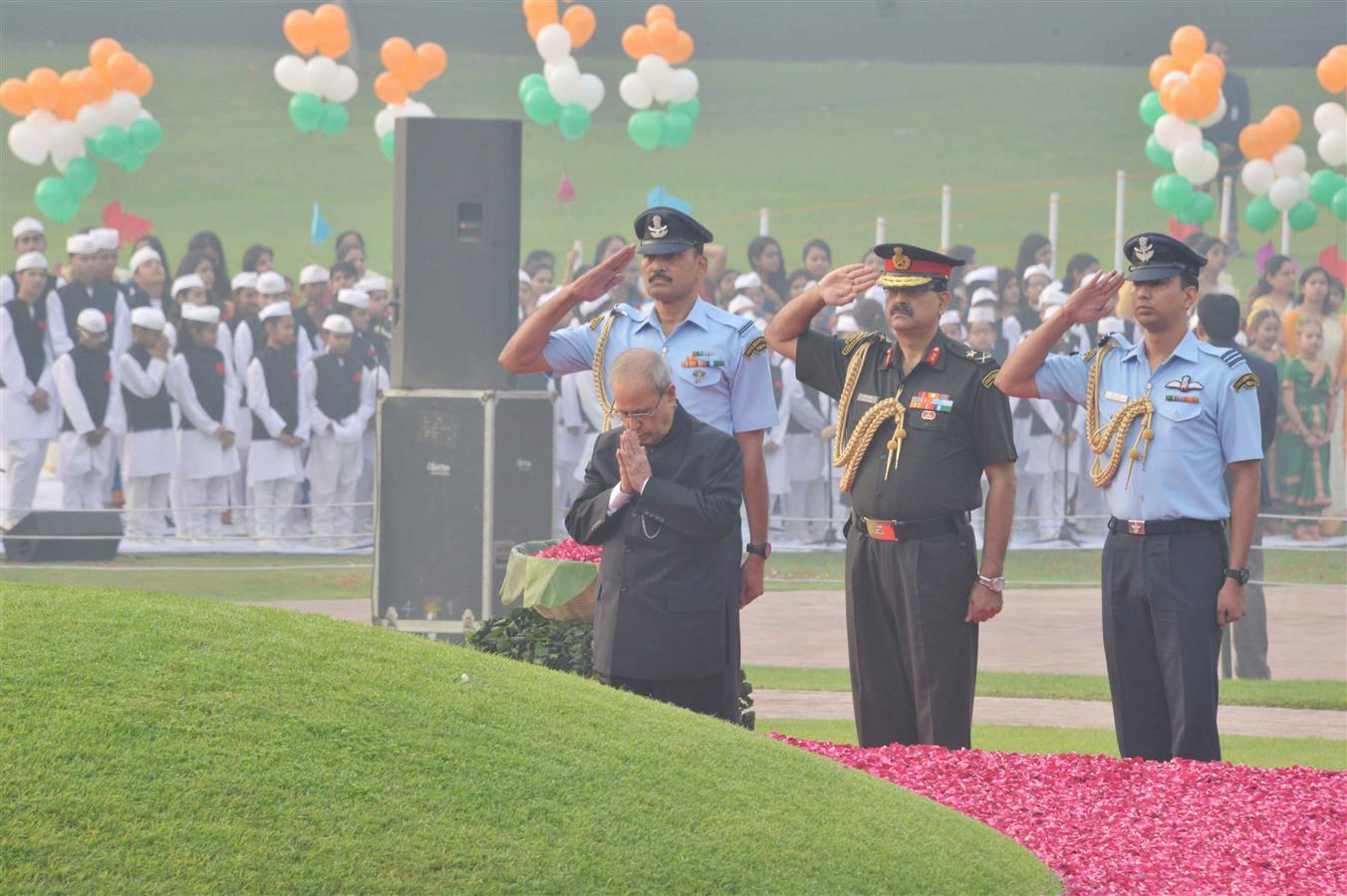 भारत के राष्ट्रपति, श्री प्रणब मुखर्जी 14 नवम्बर, 2015 को नई दिल्ली में स्वर्गीय पंडित जवाहरलाल नेहरू की जयंती की स्मृति में उनकी समाधि पर पुष्पांजलि अर्पित करते हुए