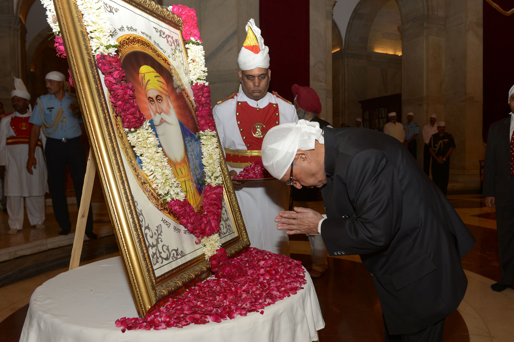 भारत के राष्ट्रपति, श्री प्रणब मुखर्जी 06 नवम्बर 2014 को, राष्ट्रपति भवन में गुरु नानक देवजी की 546वीं जन्म जयंती पर पुष्पांजलि अर्पित करते हुए। 
