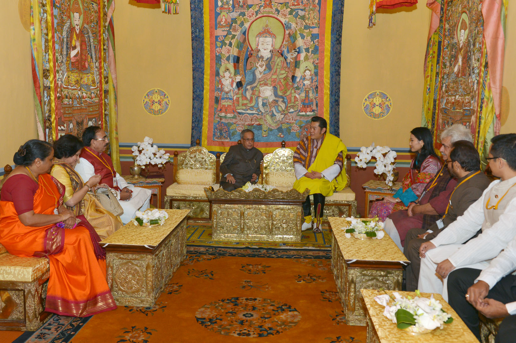 भारत के राष्ट्रपति, श्री प्रणब मुखर्जी 7 नवंबर, 2014 को तासीछोडांग, थिंपू, भूटान में अपने शिष्टमंडल के साथ भूटान नरेश, महामहिम जिग्मी खेसर नामग्येल वांग्चुक से मिलते हुए। 