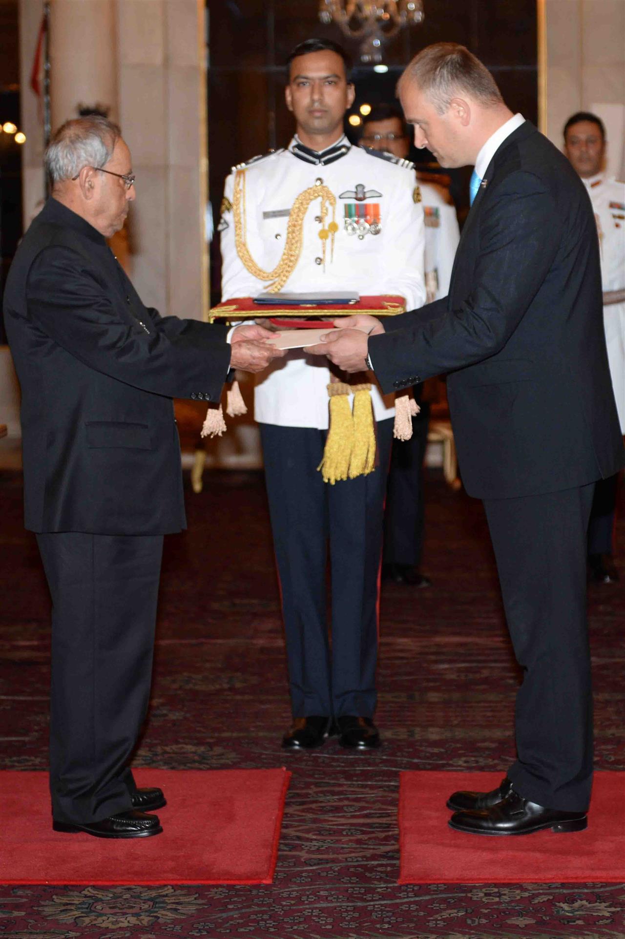 The Ambassador of Estonia, His Excellency Mr. Riho Kruuv presenting his credential to the President of India, Shri Pranab Mukherjee at Rashtrapati Bhavan on September 21, 2016. 