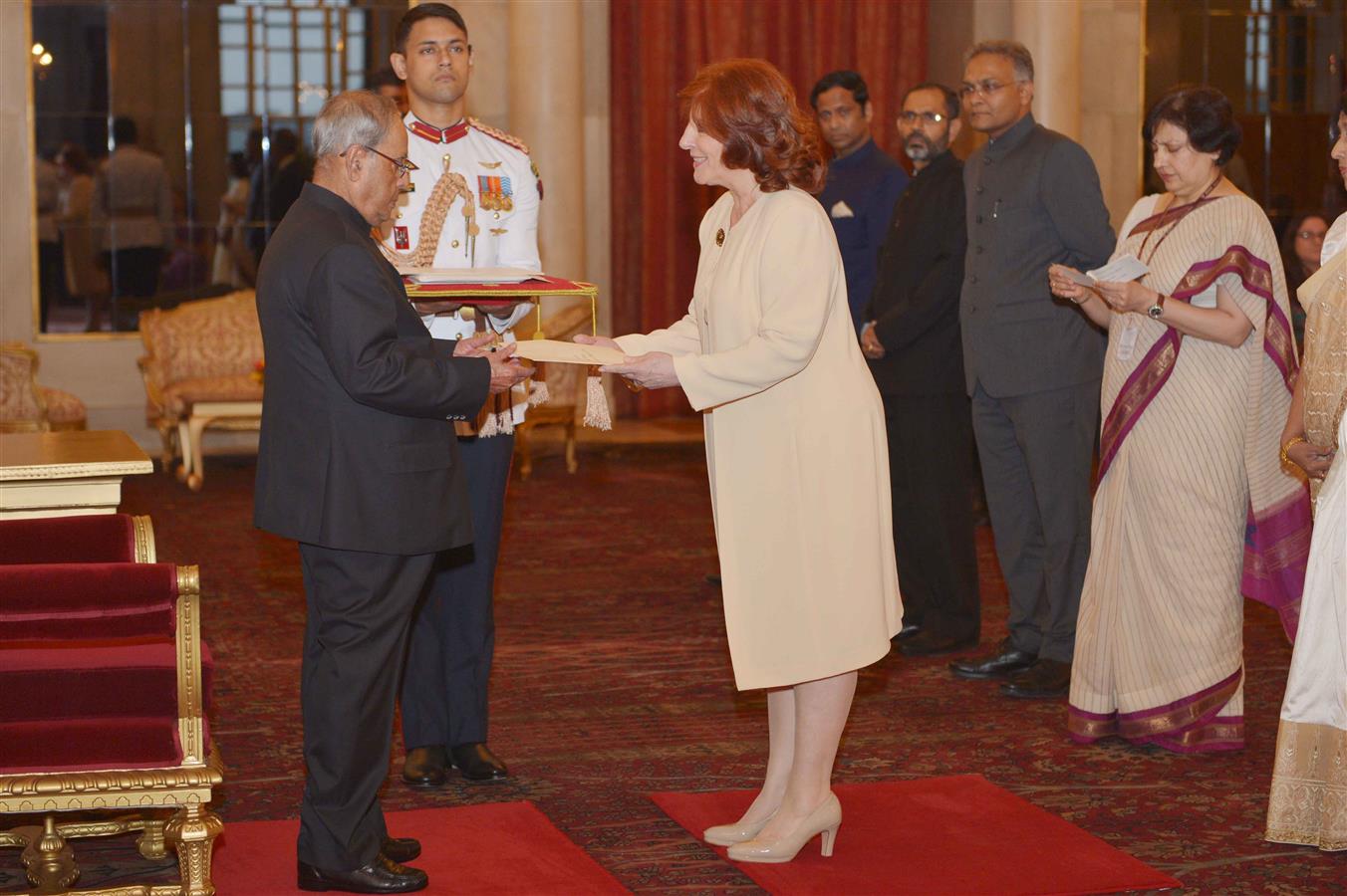 The Ambassador of Argentina, H.E. Ms. Maria Cristina Ueltschi presenting her credential to the President of India, Shri Pranab Mukherjee at Rashtrapati Bhavan on September 26, 2016. 