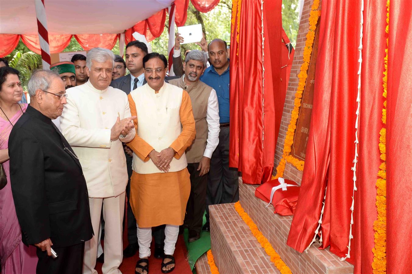 भारत के राष्ट्रपति, श्री प्रणब मुखर्जी 27 सितंबर, 2016 को देहरादून उत्तराखण्ड में आशियाना में राष्ट्रपति सचिवालय की 12 आवासी इकाइयों के निर्माण की नवान्वेषण प्रौद्योगिकी प्रत्यक्षण परियोजना की आधारशिला रखते हुए 
