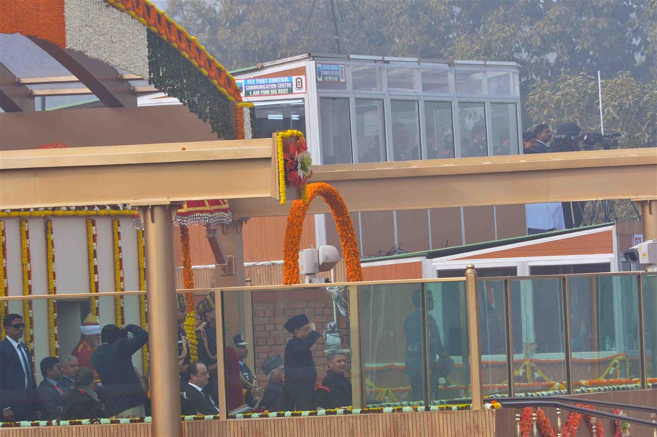 भारत के राष्ट्रपति, श्री प्रणब मुखर्जी 26 जनवरी, 2016 को, नई दिल्ली में राजपथ पर 67वें गण्तंत्र दिवस परेड में सलामी लेते हुए 