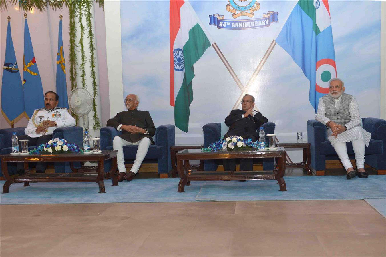 भारत के राष्ट्रपति, श्री प्रणब मुखर्जी 06 अक्तूबर, 2016 को नई दिल्ली में भारतीय वायु सेना की 84वीं वर्षगांठ के अवसर पर वायु सेना प्रमुख द्वारा आयोजित ‘एट होम’ समारोह में। 