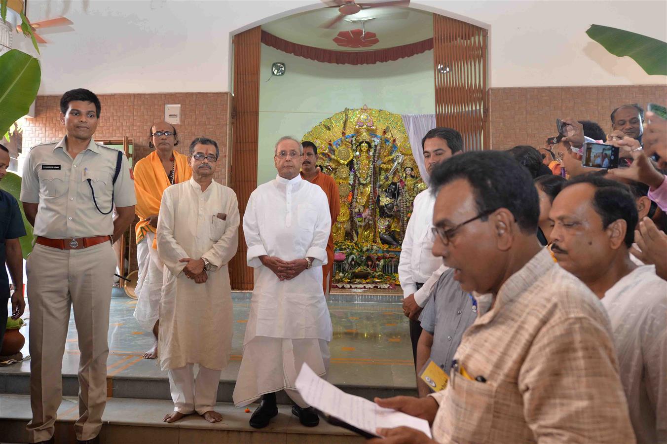 भारत के राष्ट्रपति, श्री प्रणब मुखर्जी 09 अक्तूबर, 2016 को मिराती हाऊस, जिला बीरभूमि में जनसमूह के साथ ‘निर्मल बीरभूम’ के संकल्प कार्यक्रम में भाग लेते हुए। 