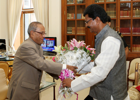 The Union Minister of State for Agriculture and Food Processing Industries Dr. Charan Das Mahant calling on the President of India, Shri Pranab Mukherjee on August 10, 2012.