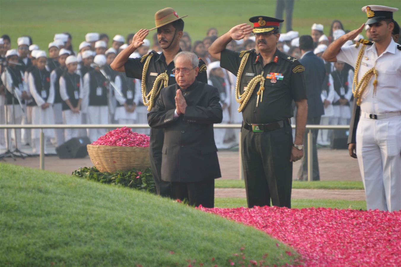 The President of India, Shri Pranab Mukherjee paying homage at the samadhi of Late Pandit Jawaharlal Nehru to commemorate his Birth Anniversary in New Delhi on November 14, 2016. 
