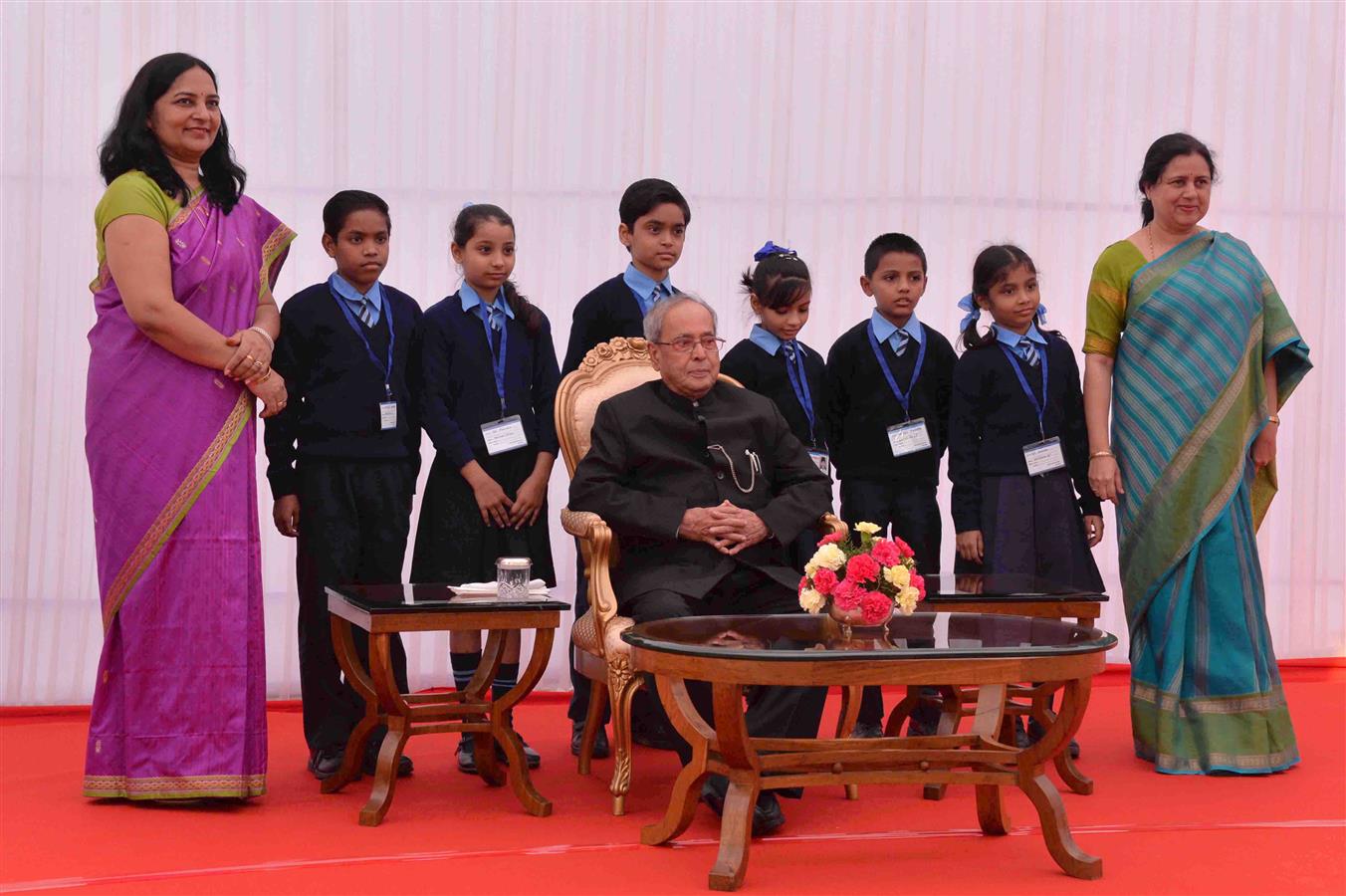 The President of India, Shri Pranab Mukherjee, with the Students and staff from Various Schools/Institutions on the occasion of Children's Day at Rashtrapati Bhavan on November 14, 2016. 