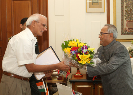 The Vice Chairman and Chairman (Acting), University Grants Commissions, Prof. Ved Prakash calling on the President of India, Shri Pranab Mukherjee at Rashtrapati Bhavan in New Delhi on August 16, 2012.