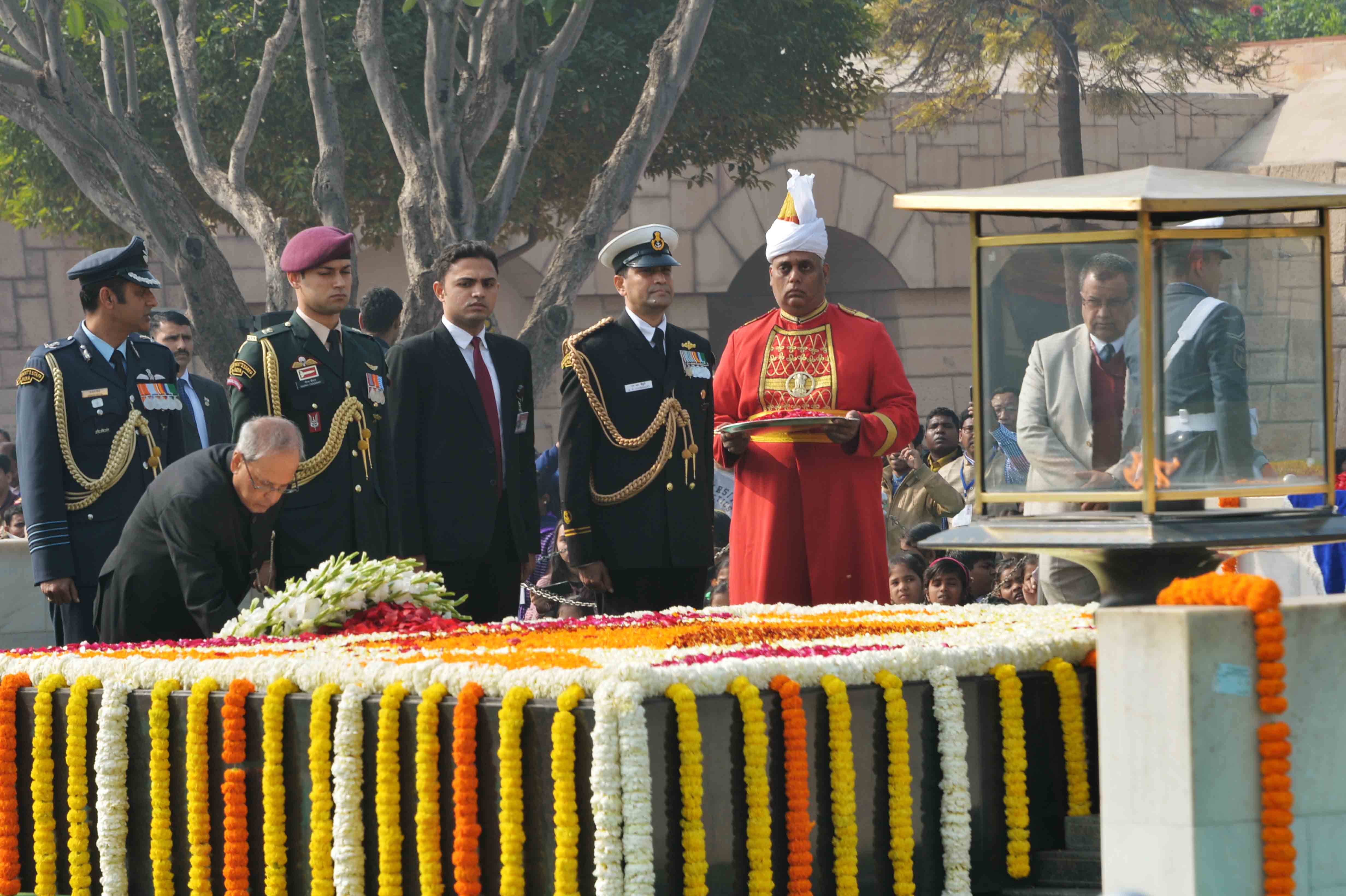 भारत के राष्ट्रपति, श्री प्रणब मुखर्जी 30 जनवरी, 2017 को नई दिल्ली में महात्मा गांधी की 69वीं पुण्यतिथि पर राजघाट पर उनकी समाधि पर पुष्पचक्र अर्पित करते हुए।