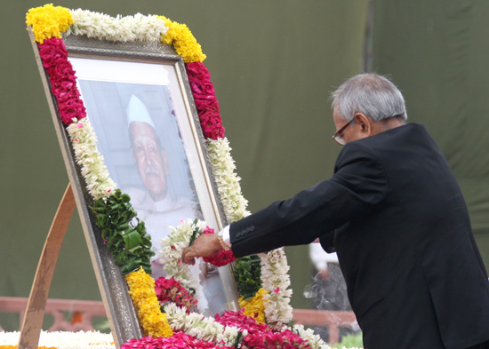 The President of India, Shri Pranab Mukherjee, paying floral tributes at the Samadhi of late Dr. Shanker Dayal Sharma, the former President of India on the occasion of his birth anniversary at Karma Bhoomi on August 19, 2012.