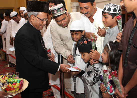 The President of India, Shri Pranab Mukherjee, receiving Id-ul-Fitr greetings from the people at Rashtrapati Bhavan on 20 August, 2012