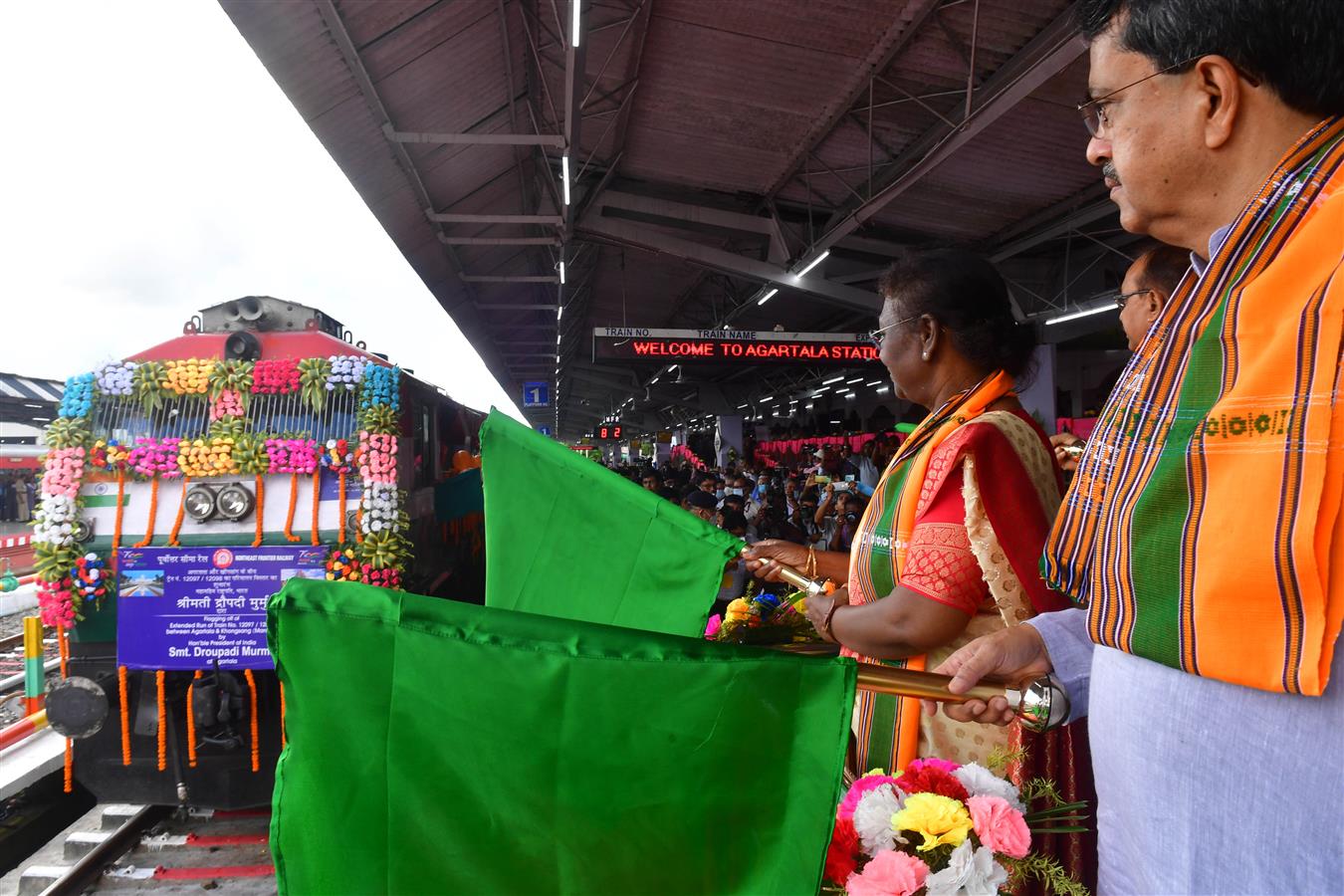 13 अक्तूबर, 2022 को अगरतला में अगरतला रेलवे स्टेशन से अगरतला-खोंगसांग जनशताब्दी एक्सप्रेस और अगरतला-कोलकाता एक्सप्रेस ट्रेन को हरी झंडी दिखाकर रवाना करते हुए भारत की राष्ट्रपति, श्रीमती द्रौपदी मुर्मु।