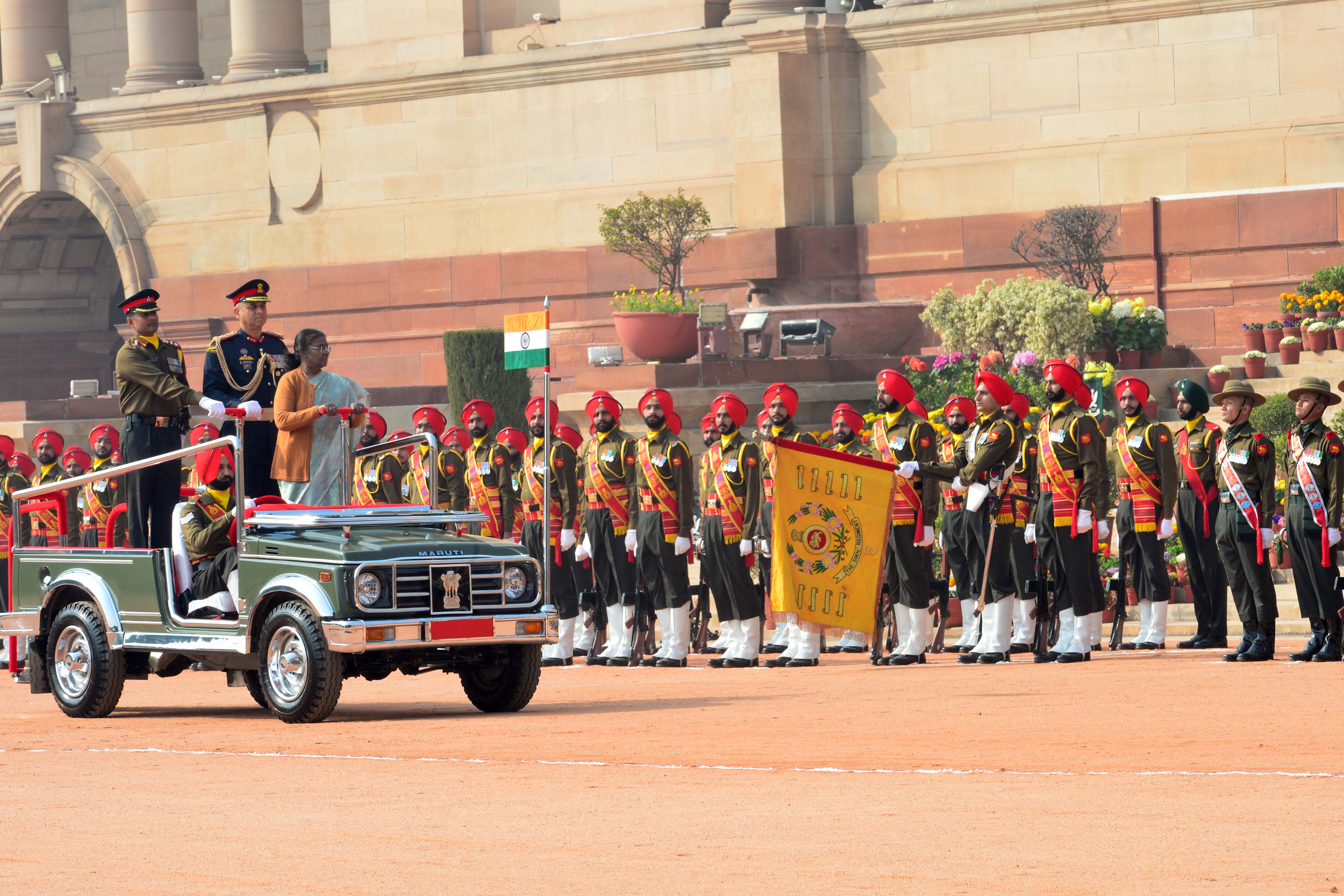 भारत की राष्ट्रपति श्रीमती द्रौपदी मुर्मु 11 फरवरी, 2024 को राष्ट्रपति भवन में तैनात आर्मी गार्ड बटालियन परिवर्तन के समारोहिक कार्यक्रम में शामिल हुईं। 