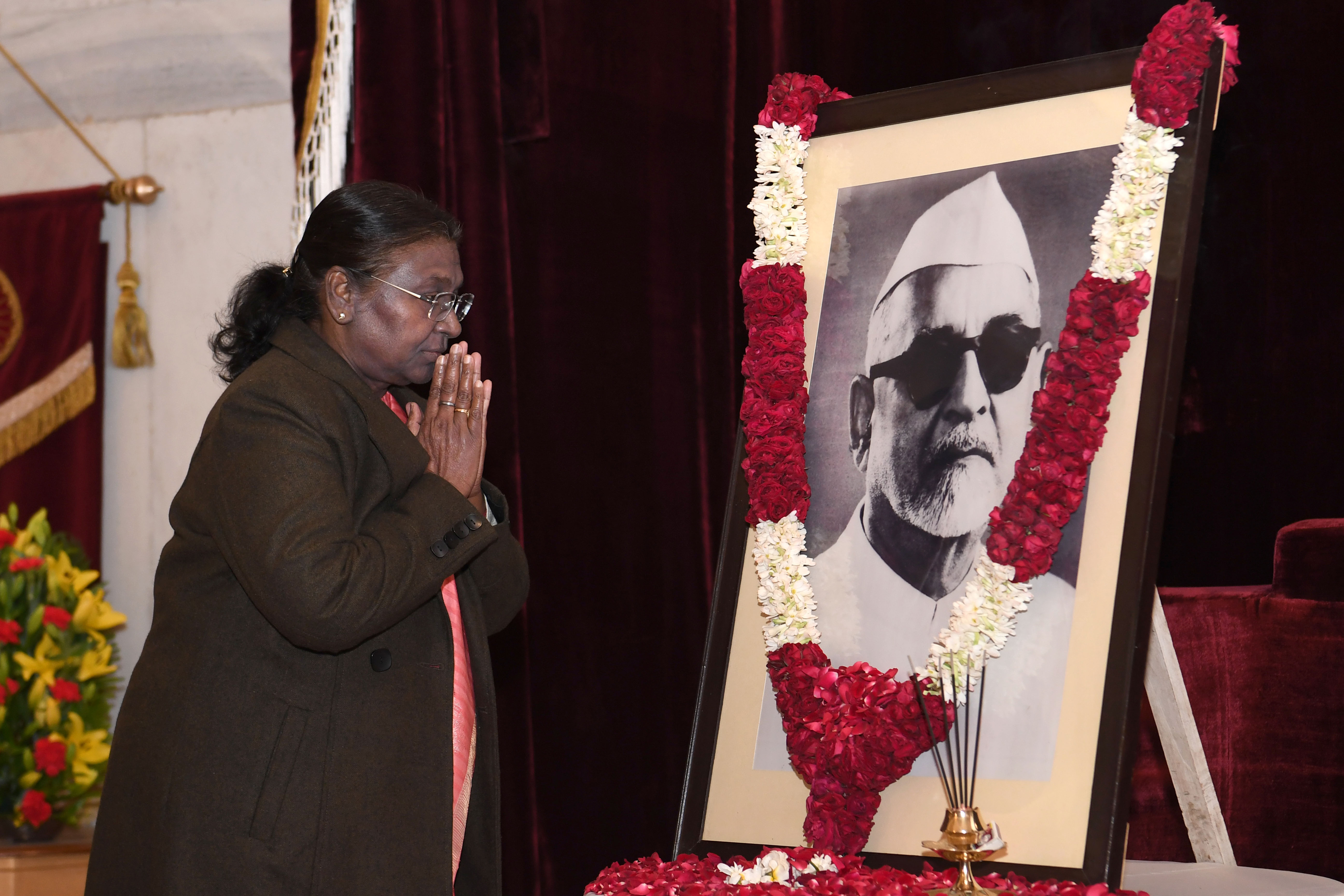 8 फरवरी, 2024 को राष्ट्रपति भवन में भारत के पूर्व राष्ट्रपति डॉ. जाकिर हुसैन की जयंती पर पुष्पांजलि अर्पित करते हुए भारत की राष्ट्रपति श्रीमती द्रौपदी मुर्मु।