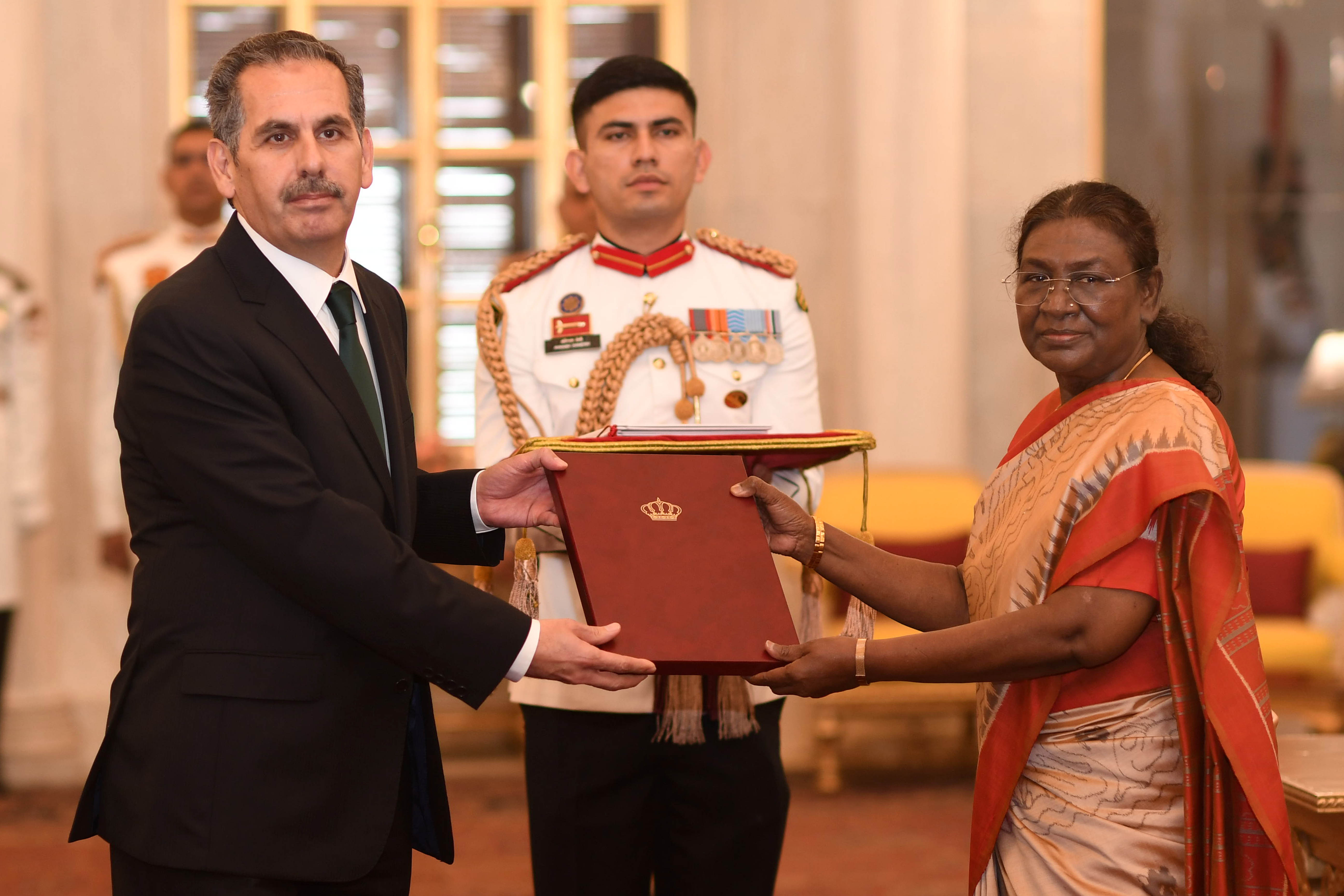 भारत की राष्ट्रपति, श्रीमती द्रौपदी मुर्मु 18 नवंबर, 2024 को राष्ट्रपति भवन में आयोजित एक समारोह में हाशमाइट किंगडम ऑफ जॉर्डन के राजदूत महामहिम श्री यूसुफ मुस्तफा अली अब्दिलघनी से परिचय-पत्र स्वीकार करते हुए।