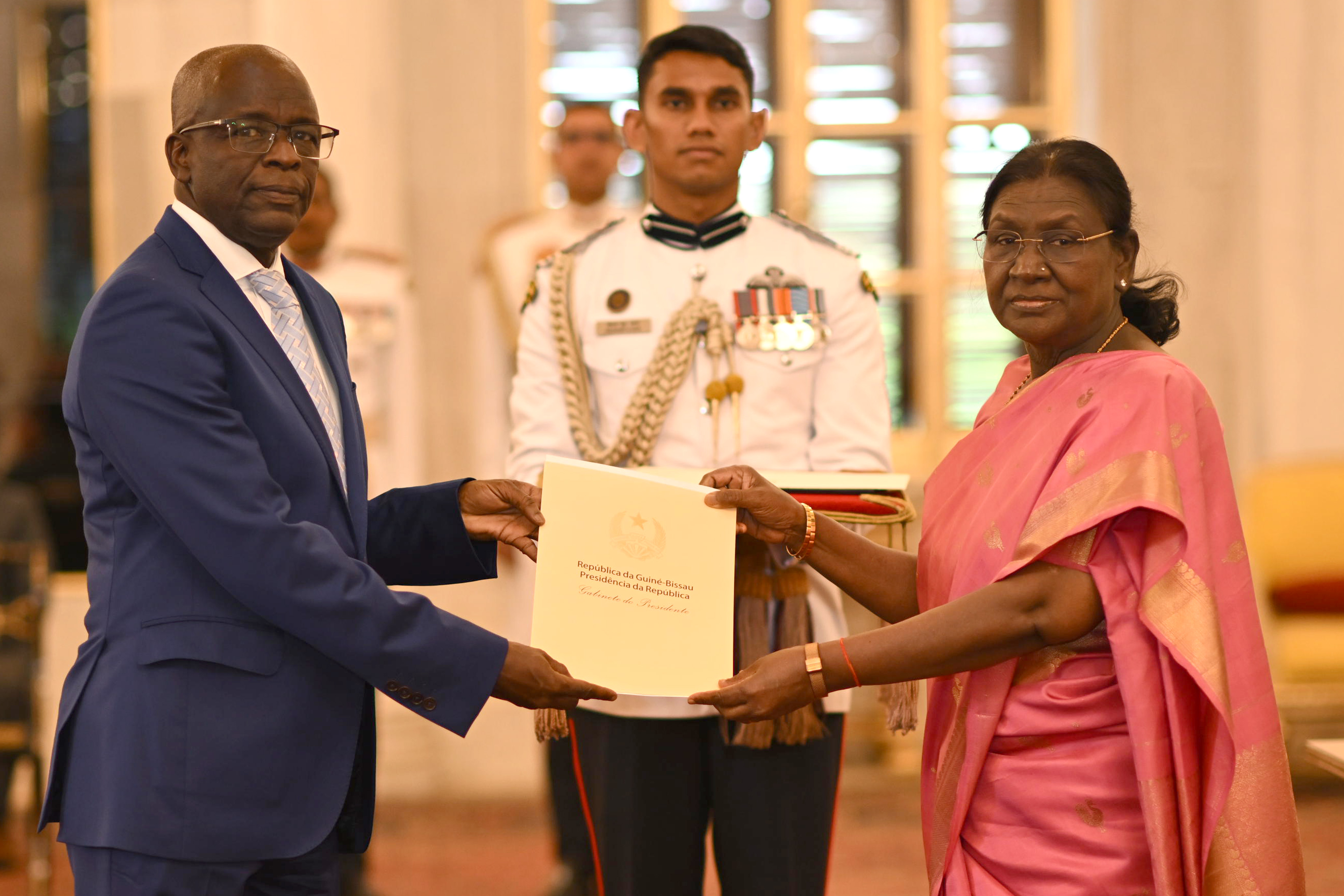  H.E. Mr Antonio Serifo Embalo, Ambassador of the Republic of Guinea-Bissau presenting credentials to the President of India, Smt Droupadi Murmu at a ceremony held at Rashtrapati Bhavan on April 23, 2026.